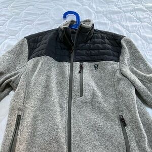 Men’s Size Large Grey Fleece.